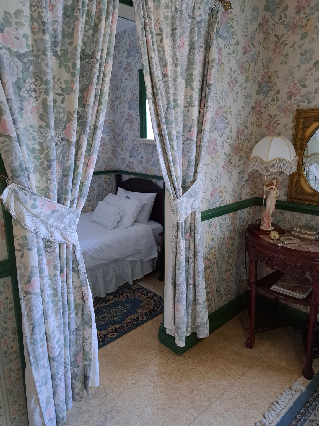 Family Room — cosy single bed alcove