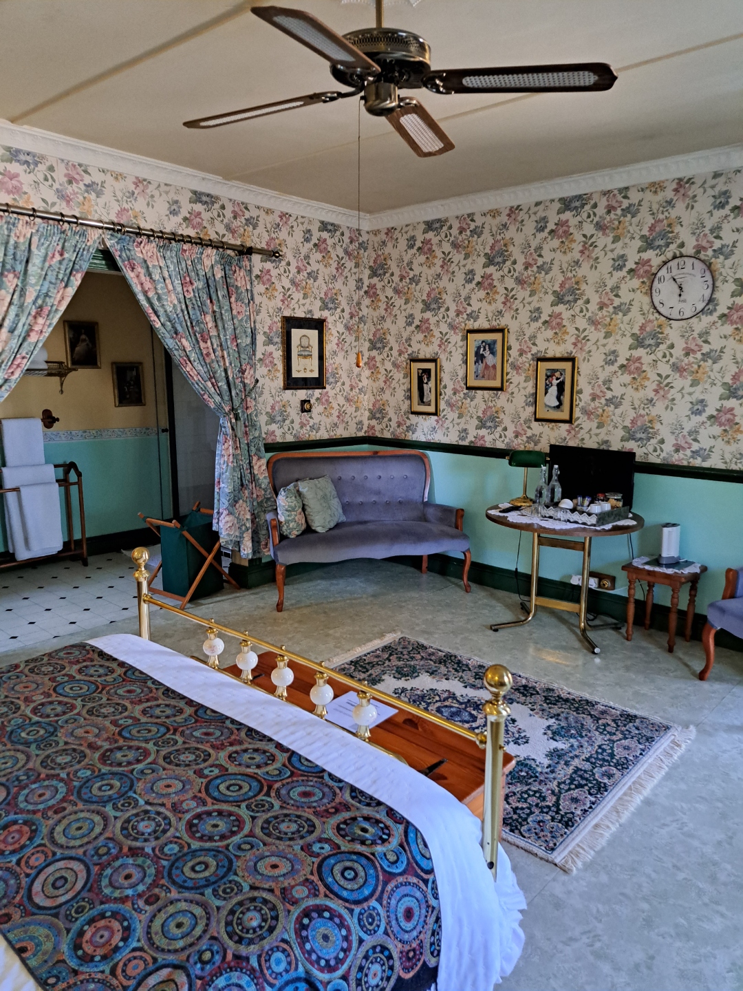 Deluxe Green Room — sitting area with loveseat