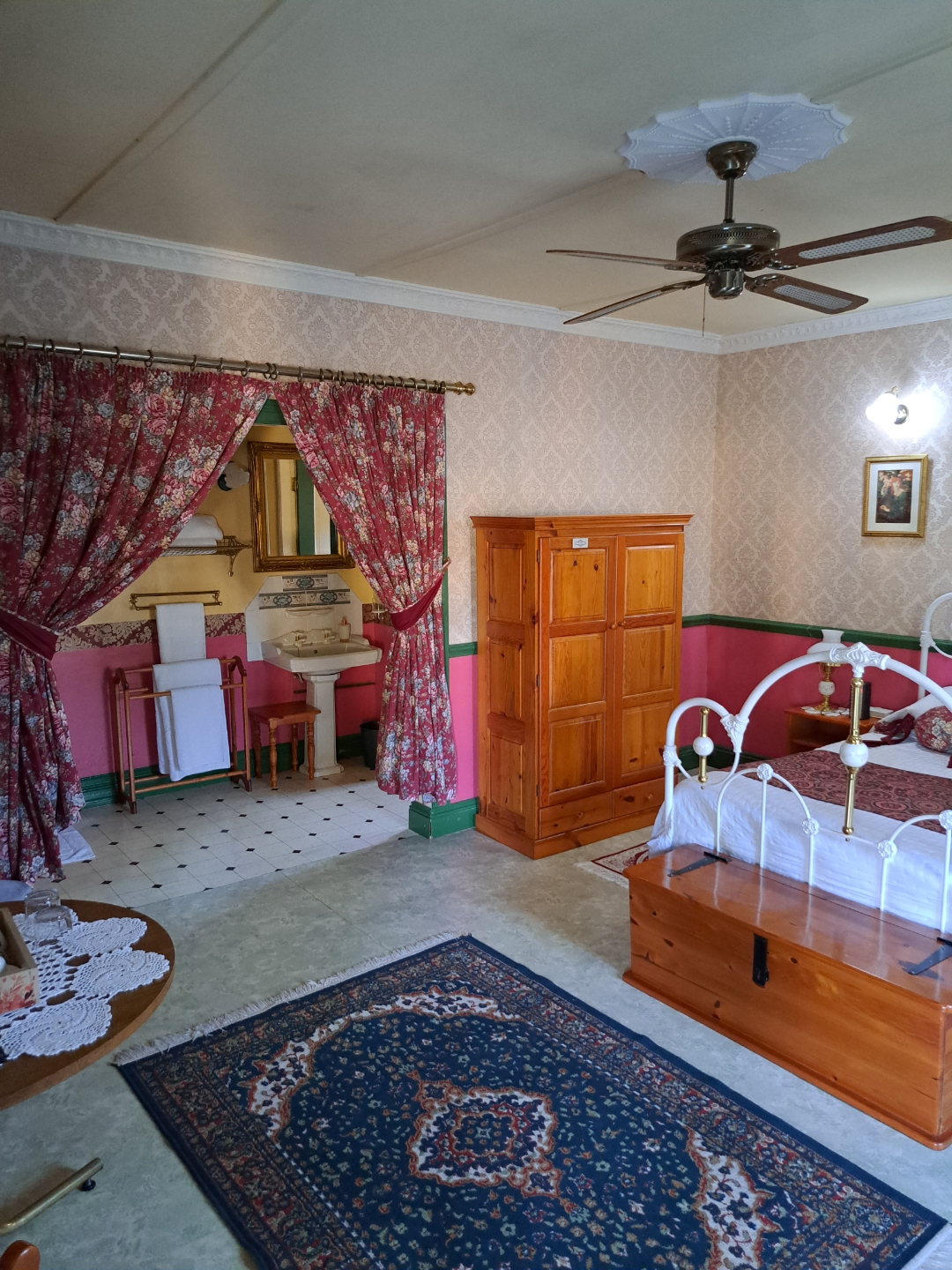 Deluxe Red Room — wardrobe and bathroom entrance